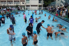 写真:どじょうつかみ会1