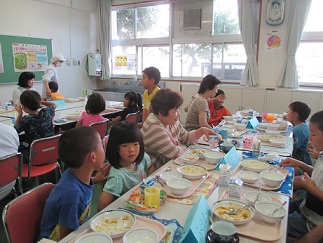 写真:ふれあい給食1