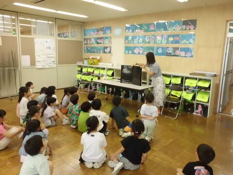 教員による読み聞かせの様子