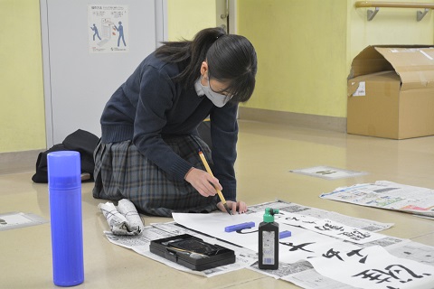 写真:3年　書初め練習4