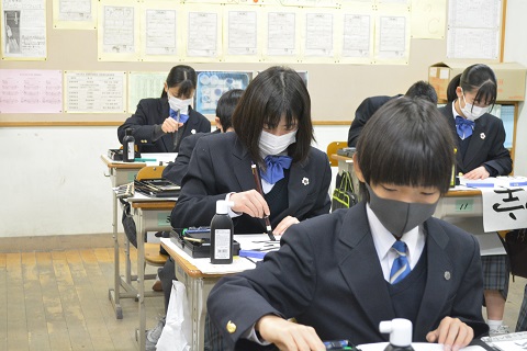 写真:1年　書初め練習3