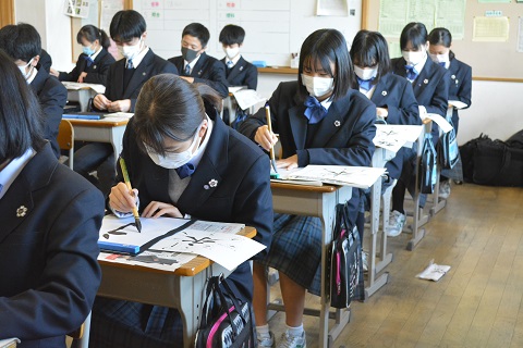 写真:2年　書初め練習1