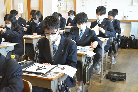 写真:2年　書初め練習2