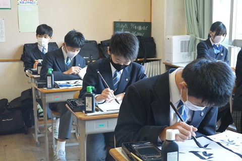 写真:2年　書初め練習3