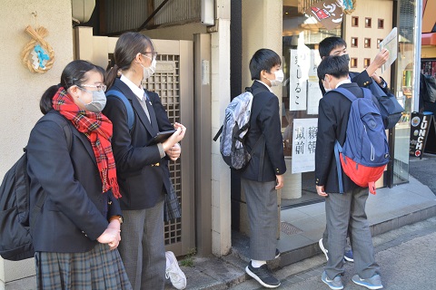 写真:鎌倉駅前から小町通り2