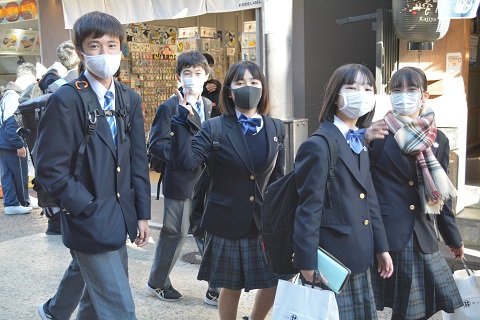 写真:鎌倉駅前から小町通り3