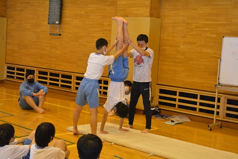 写真:1年男子　マット運動2