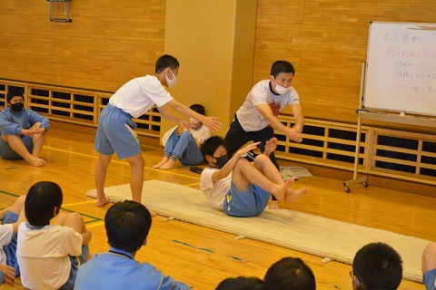 写真:1年男子　マット運動3