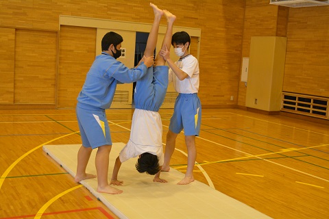 写真:1年男子　マット運動4