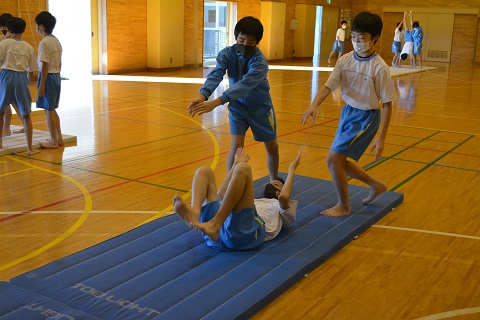 写真:1年男子　マット運動5