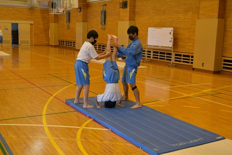 写真:1年男子　マット運動6