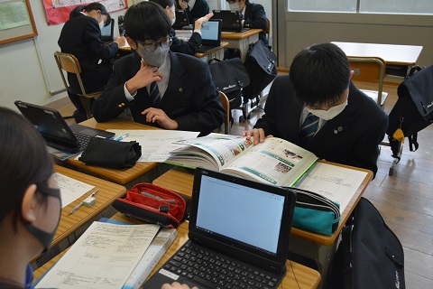 写真:1年　職業調べ1