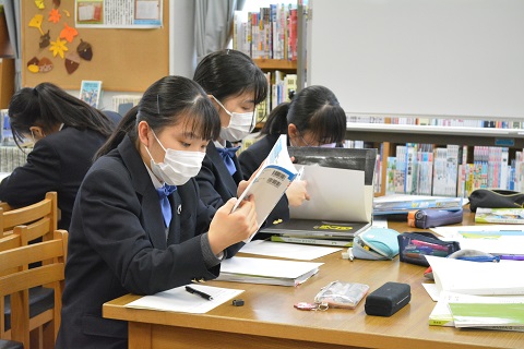 写真:学校図書館での授業1