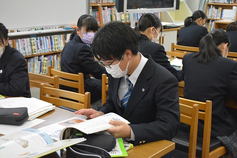 写真:学校図書館での授業2