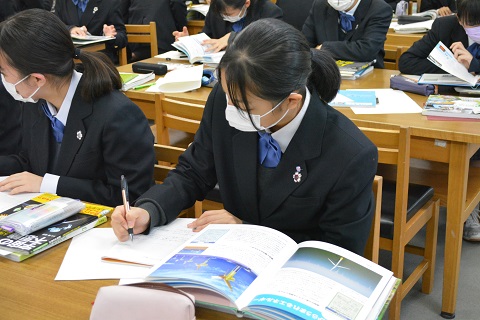 写真:学校図書館での授業4