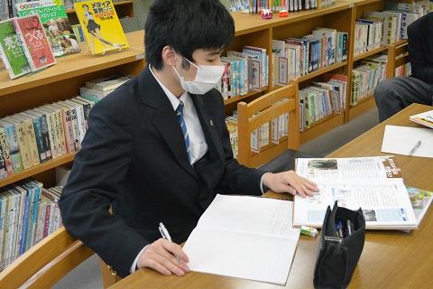 写真:学校図書館での授業5