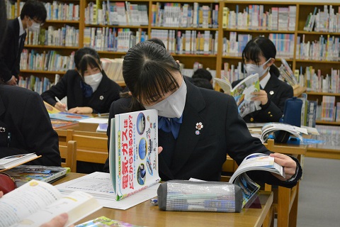 写真:学校図書館での授業6