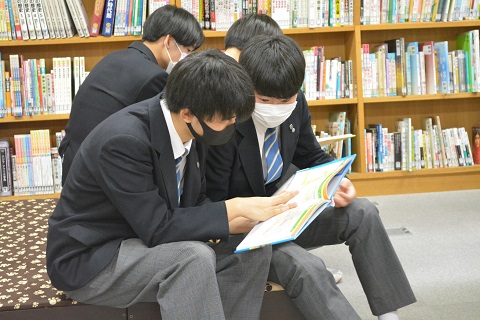 写真:学校図書館での授業8