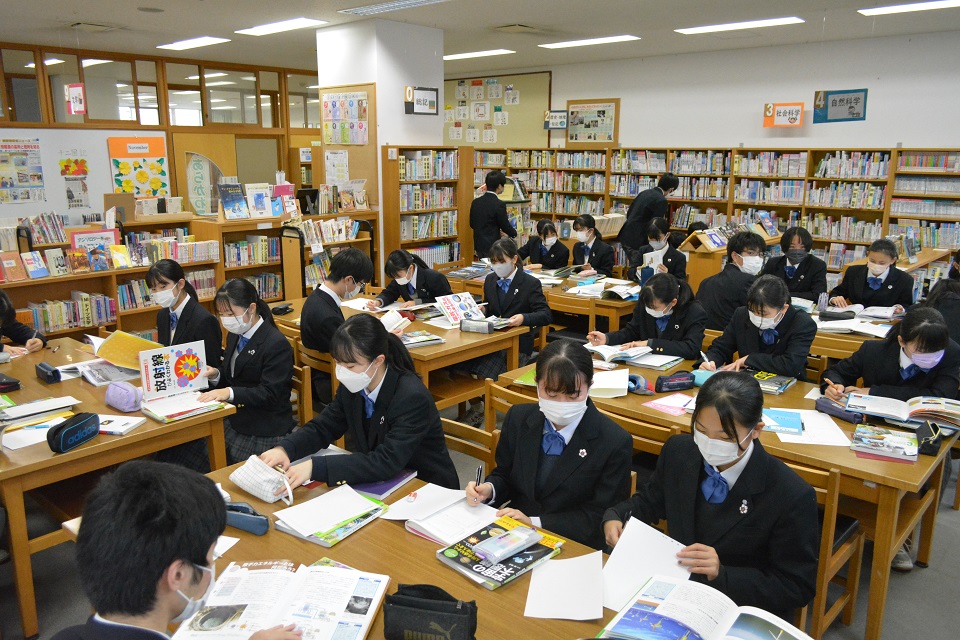 写真:学校図書館での授業9