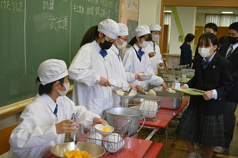 写真:給食4