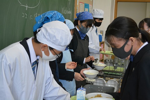 写真:給食10