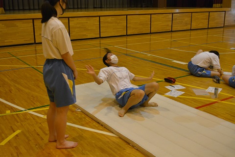 写真:1年女子　マット運動1