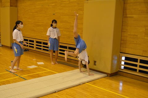 写真:1年女子　マット運動2