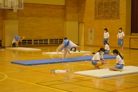 写真:1年女子　マット運動6