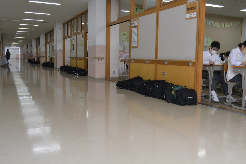 写真:試験中の廊下からの様子2
