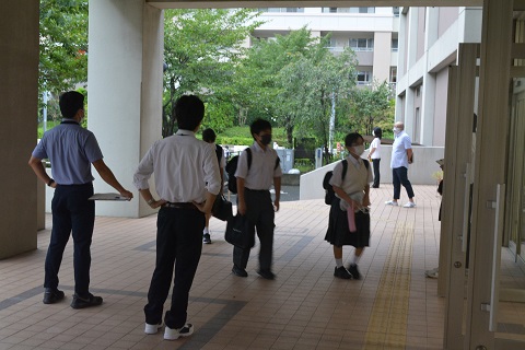 写真:2学期始業式(登校から式まで)2