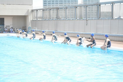 写真:晴天の中の水泳指導1