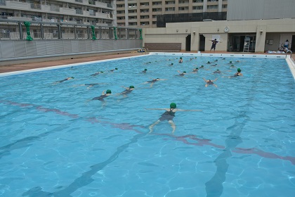 写真:晴天の中の水泳指導7