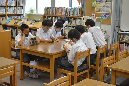 写真:昼休みの学校図書館1