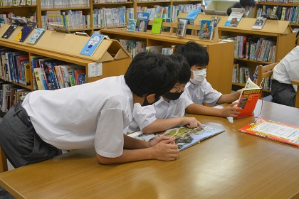 写真:昼休みの学校図書館2