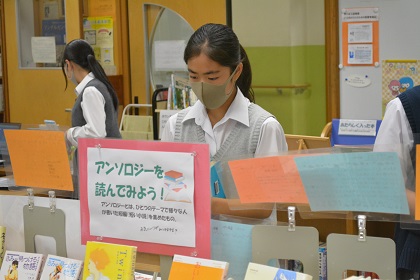 写真:昼休みの学校図書館3