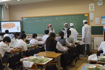 写真:給食時間3