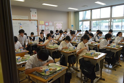 写真:給食時間10