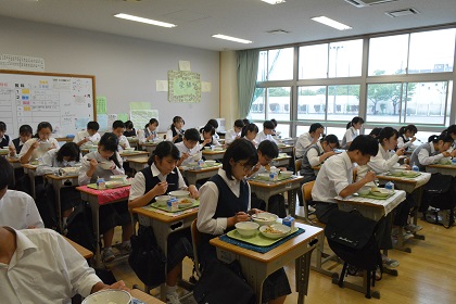 写真:給食時間11