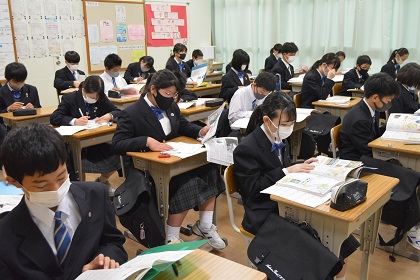 写真:試験勉強の様子1年生2