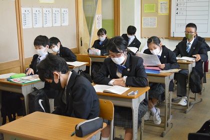 写真:試験勉強の様子1年生4