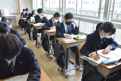 写真:試験勉強の様子2年生1