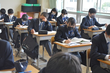 写真:試験勉強の様子2年生2