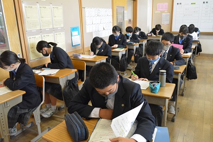 写真:試験勉強の様子2年生3