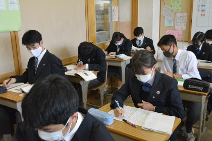 写真:試験勉強の様子2年生4