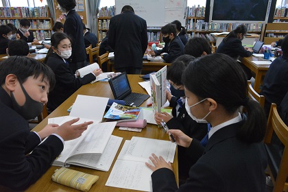 写真:学校図書館・タブレットを活用した学習1