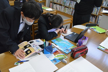 写真:学校図書館・タブレットを活用した学習2