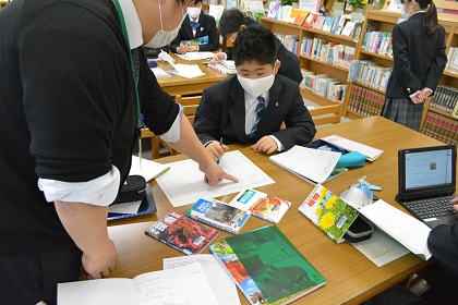 写真:学校図書館・タブレットを活用した学習3