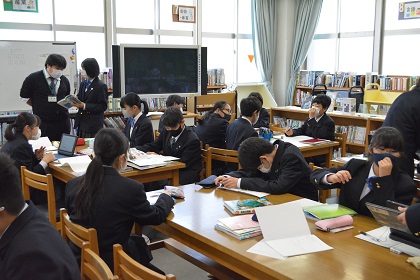 写真:学校図書館・タブレットを活用した学習5