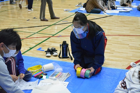 写真:新春たこあげ大会のボランティア11