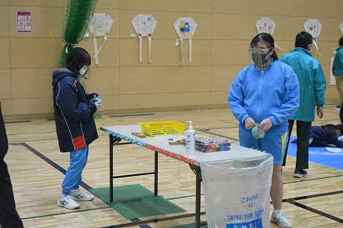 写真:新春たこあげ大会のボランティア12